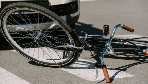 ПОГИНУО БИЦИКЛИСТА: Саобраћајна несрећа у Новом Саду (ФОТО) ПОГИНУО БИЦИКЛИСТА: Саобраћајна несрећа у Новом Саду (ФОТО)