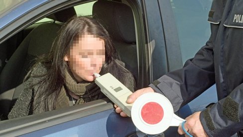 НАСИЛНА ДРУМУ, СА 2 ПРОМИЛА У КРВИ: У Јужнобачком округу за дан откривено 305 саобраћајних прекршаја НАСИЛНА ДРУМУ, СА 2 ПРОМИЛА У КРВИ: У Јужнобачком округу за дан откривено 305 саобраћајних прекршаја