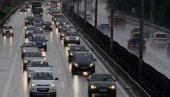 УПОЗОРЕЊЕ ЗА ВОЗАЧЕ: У јутарњим и вечерњим сатима могући клизави коловози УПОЗОРЕЊЕ ЗА ВОЗАЧЕ: У јутарњим и вечерњим сатима могући клизави коловози