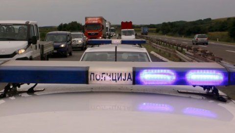 УДЕС КОД АЛЕКСИНЦА: Судар путничког и теретног возила - Ради по једна трака у оба смера УДЕС КОД АЛЕКСИНЦА: Судар путничког и теретног возила - Ради по једна трака у оба смера