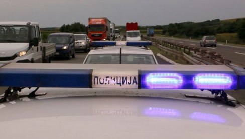 ТЕЖАК УДЕС КОД ОБРЕНОВЦА: Судар два камиона, два мотоцикла и аутомобила – погинула једна особа, више повређених ТЕЖАК УДЕС КОД ОБРЕНОВЦА: Судар два камиона, два мотоцикла и аутомобила – погинула једна особа, више повређених