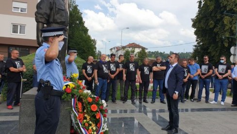 УБИЦЕ 22 ГОДИНЕ НА СЛОБОДИ Синови Срђана Кнежевића: Узалуд стојимо на истом месту, све је заташкано УБИЦЕ 22 ГОДИНЕ НА СЛОБОДИ Синови Срђана Кнежевића: Узалуд стојимо на истом месту, све је заташкано