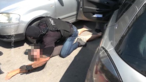 ПОГЛЕДАЈТЕ ПОЛИЦИЈУ У АКЦИЈИ: У Београду „пало“ 7 дилера, заплењено 20 кг дроге, пронађен и кратеж (ВИДЕО) ПОГЛЕДАЈТЕ ПОЛИЦИЈУ У АКЦИЈИ: У Београду „пало“ 7 дилера, заплењено 20 кг дроге, пронађен и кратеж (ВИДЕО)