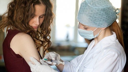 GLAVOBOLJA, GROZNICA I SVRAB: Ove siptome su osetili ljudi koji su primili Fajzerovu vakcinu protiv korone (VIDEO) GLAVOBOLJA, GROZNICA I SVRAB: Ove siptome su osetili ljudi koji su primili Fajzerovu vakcinu protiv korone (VIDEO)
