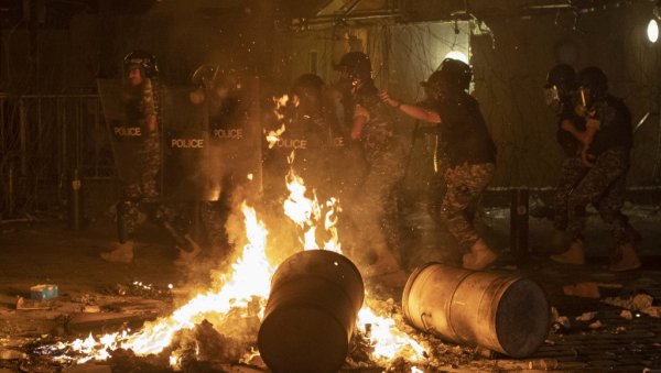 СУКОБИ УСРЕД АПОКАЛИПСЕ У Бејруту протести док траје потрага за преживелима после велике експлозије СУКОБИ УСРЕД АПОКАЛИПСЕ У Бејруту протести док траје потрага за преживелима после велике експлозије