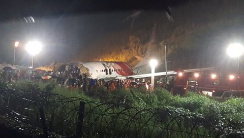 АВИОН СЕ ПРЕПОЛОВИО: Уништен предњи део, најмање 15 мртвих приликом принудног слетања (ВИДЕО) АВИОН СЕ ПРЕПОЛОВИО: Уништен предњи део, најмање 15 мртвих приликом принудног слетања (ВИДЕО)