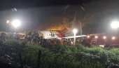 АВИОН СЕ ПРЕПОЛОВИО: Уништен предњи део, најмање 15 мртвих приликом принудног слетања (ВИДЕО) АВИОН СЕ ПРЕПОЛОВИО: Уништен предњи део, најмање 15 мртвих приликом принудног слетања (ВИДЕО)