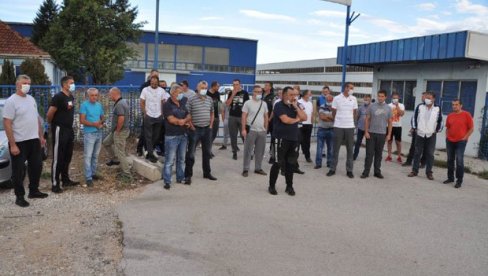 NI POSLA - NI PLATA: Osam meseci nema proizvodnje, duguju im zarade od oktobra 2019. NI POSLA - NI PLATA: Osam meseci nema proizvodnje, duguju im zarade od oktobra 2019.