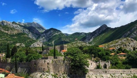 РЕШАВАЈУ ВИШЕДЕЦЕНИЈСКИ ПРОБЛЕМ: Потећи ће вода и у предграђу РЕШАВАЈУ ВИШЕДЕЦЕНИЈСКИ ПРОБЛЕМ: Потећи ће вода и у предграђу
