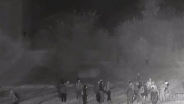 МИГРАНТИ ПРАВЕ ХАОС: Покушали да нападну полицајце - Мештани страхују за безбедност МИГРАНТИ ПРАВЕ ХАОС: Покушали да нападну полицајце - Мештани страхују за безбедност