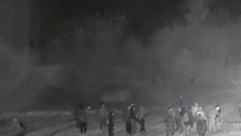 МИГРАНТИ ПРАВЕ ХАОС: Покушали да нападну полицајце - Мештани страхују за безбедност МИГРАНТИ ПРАВЕ ХАОС: Покушали да нападну полицајце - Мештани страхују за безбедност