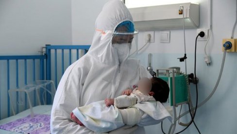СВЕ ВИШЕ ОБОЛЕЛЕ ДЕЦЕ ОД КОРОНЕ, МЕЂУ ЊИМА И БЕБЕ: Најмлађи имају блажи облик болести, али и различите симптоме СВЕ ВИШЕ ОБОЛЕЛЕ ДЕЦЕ ОД КОРОНЕ, МЕЂУ ЊИМА И БЕБЕ: Најмлађи имају блажи облик болести, али и различите симптоме