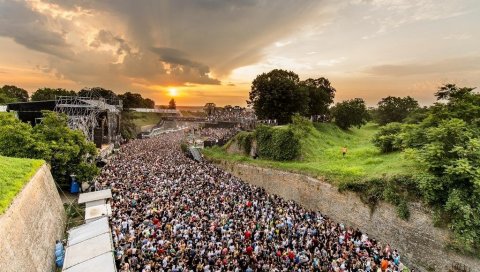 Концерти за људе на рубу глади ПРОЈЕКАТ ЛАЈФ СТРИМ НА ПЕТРОВАРАДИНСКОЈ ТВРЂАВИ ОД 3. ДО 6. СЕПТЕМБРА Концерти за људе на рубу глади ПРОЈЕКАТ ЛАЈФ СТРИМ НА ПЕТРОВАРАДИНСКОЈ ТВРЂАВИ ОД 3. ДО 6. СЕПТЕМБРА