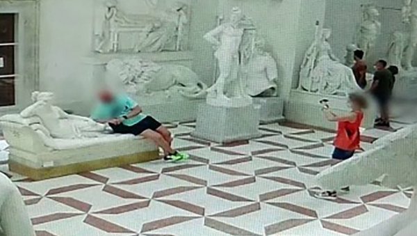 СЛОМИО ВЕНЕРИ ПРСТЕ ЗБОГ СЛИКЕ: Туриста из Аустрије оштетио 200 година стару статуу СЛОМИО ВЕНЕРИ ПРСТЕ ЗБОГ СЛИКЕ: Туриста из Аустрије оштетио 200 година стару статуу