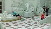 СЛОМИО ВЕНЕРИ ПРСТЕ ЗБОГ СЛИКЕ: Туриста из Аустрије оштетио 200 година стару статуу СЛОМИО ВЕНЕРИ ПРСТЕ ЗБОГ СЛИКЕ: Туриста из Аустрије оштетио 200 година стару статуу