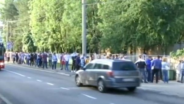 ПОНОВО РЕД ИСПРЕД ТОРЛАКА: Грађани чекају од раних јутарњих сати, слободних термина нема до 20. августа за тестове на лични захтев ПОНОВО РЕД ИСПРЕД ТОРЛАКА: Грађани чекају од раних јутарњих сати, слободних термина нема до 20. августа за тестове на лични захтев