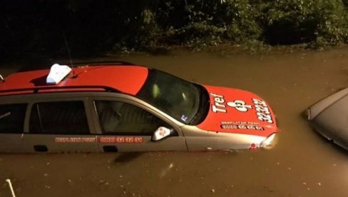 NEVEROVATNE SLIKE IZ KRALJEVA: Automobili plivaju, za samo 3 sata palo 20 litara kiše po kvadratu (FOTO/VIDEO) NEVEROVATNE SLIKE IZ KRALJEVA: Automobili plivaju, za samo 3 sata palo 20 litara kiše po kvadratu (FOTO/VIDEO)