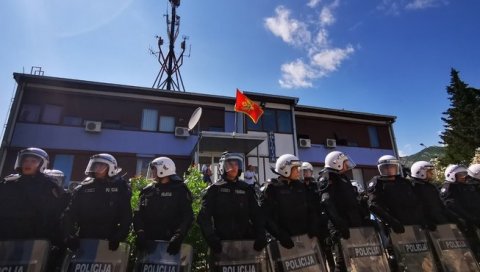 ИНЦИДЕНТИ У БУДВИ: Одборнике ДФ и Демократског фронта хтели да избаце из сале ИНЦИДЕНТИ У БУДВИ: Одборнике ДФ и Демократског фронта хтели да избаце из сале