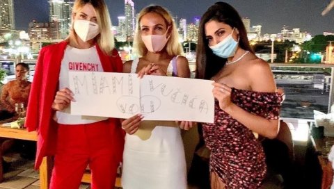 ПОДРШКА ВУЧИЋУ ИЗ ДИЈАСПОРЕ: Поруке стижу из целог света, од Мајамија до Москве (ФОТО) ПОДРШКА ВУЧИЋУ ИЗ ДИЈАСПОРЕ: Поруке стижу из целог света, од Мајамија до Москве (ФОТО)
