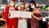ПОДРШКА ВУЧИЋУ ИЗ ДИЈАСПОРЕ: Поруке стижу из целог света, од Мајамија до Москве (ФОТО) ПОДРШКА ВУЧИЋУ ИЗ ДИЈАСПОРЕ: Поруке стижу из целог света, од Мајамија до Москве (ФОТО)