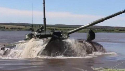 ТЕНК И ПОДМОРНИЦА: Руси показали новине на моћном Т-72 (ВИДЕО) ТЕНК И ПОДМОРНИЦА: Руси показали новине на моћном Т-72 (ВИДЕО)