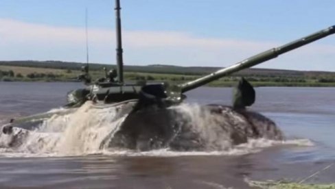 TENK I PODMORNICA: Rusi pokazali novine na moćnom T-72 (VIDEO) TENK I PODMORNICA: Rusi pokazali novine na moćnom T-72 (VIDEO)