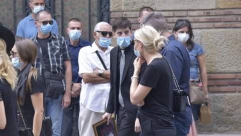 ПОСЛЕДЊИ ПОЗДРАВ: Исидора Бјелица кремирана, породица и пријатељи неутешни (ФОТО) ПОСЛЕДЊИ ПОЗДРАВ: Исидора Бјелица кремирана, породица и пријатељи неутешни (ФОТО)
