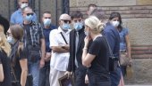 ПОСЛЕДЊИ ПОЗДРАВ: Исидора Бјелица кремирана, породица и пријатељи неутешни (ФОТО) ПОСЛЕДЊИ ПОЗДРАВ: Исидора Бјелица кремирана, породица и пријатељи неутешни (ФОТО)