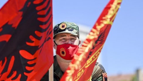 НЕЋЕ ДА ПОШТУЈУ ДРЖАВУ, АЛИ ХОЋЕ СРПСКЕ ВАКЦИНЕ: Албанци масовно долазе са Косова и Метохије да се вакцинишу у Рашкој области НЕЋЕ ДА ПОШТУЈУ ДРЖАВУ, АЛИ ХОЋЕ СРПСКЕ ВАКЦИНЕ: Албанци масовно долазе са Косова и Метохије да се вакцинишу у Рашкој области