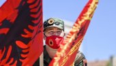 СРПСКИ ГЕНЕРАЛ ЗАПРЕТИО АЛБАНЦИМА: То нисте смели да урадите, одговараћете! (ВИДЕО) СРПСКИ ГЕНЕРАЛ ЗАПРЕТИО АЛБАНЦИМА: То нисте смели да урадите, одговараћете! (ВИДЕО)