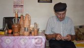 ВЕШТИ ПРСТИ ДЕДА ДУШАНА: Старина из Течића међу само неколико активних плетара ВЕШТИ ПРСТИ ДЕДА ДУШАНА: Старина из Течића међу само неколико активних плетара