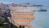 NIJE NI ZNALA DA JE TRUDNA: Austrijanka (45) se porodila na plaži u Italiji NIJE NI ZNALA DA JE TRUDNA: Austrijanka (45) se porodila na plaži u Italiji