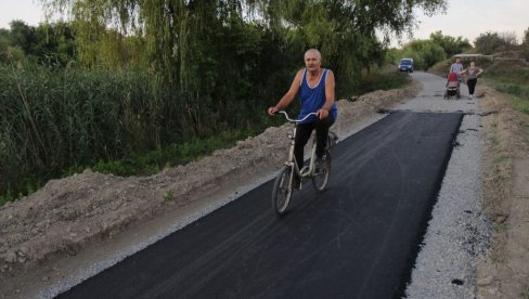 КИЛОМЕТРИ ЗА УЖИВАЊЕ: Асфалтирање прекограничне бициклистичке стазе (ФОТО) КИЛОМЕТРИ ЗА УЖИВАЊЕ: Асфалтирање прекограничне бициклистичке стазе (ФОТО)