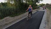 КИЛОМЕТРИ ЗА УЖИВАЊЕ: Асфалтирање прекограничне бициклистичке стазе (ФОТО) КИЛОМЕТРИ ЗА УЖИВАЊЕ: Асфалтирање прекограничне бициклистичке стазе (ФОТО)