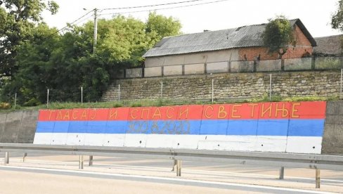СРБИ ТРОБОЈКОМ АПЕЛУЈУ ЗА СПАС СВЕТИЊА: На путу Београд-Ниш осванула порука - гласај и спаси светиње СРБИ ТРОБОЈКОМ АПЕЛУЈУ ЗА СПАС СВЕТИЊА: На путу Београд-Ниш осванула порука - гласај и спаси светиње