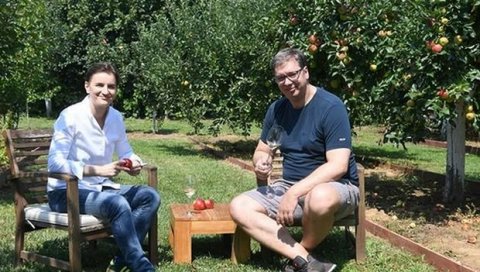ТОПЛА ДОБРОДОШЛИЦА ЗА ПРЕМИЈЕРКУ: Вучић угостио Ану Брнабић у Јајинцима (ФОТО) ТОПЛА ДОБРОДОШЛИЦА ЗА ПРЕМИЈЕРКУ: Вучић угостио Ану Брнабић у Јајинцима (ФОТО)