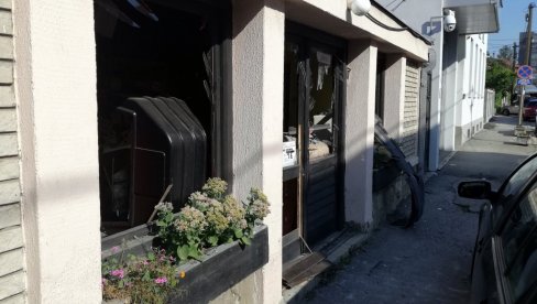 EKSPLODIRAO AUTOMOBIL SVEDOKA PROTIV ŠARIĆA: DŽip odleteo u vazduh ispred porodične kuće, od siline detonacije oštećeni lokali i kuće (FOTO) EKSPLODIRAO AUTOMOBIL SVEDOKA PROTIV ŠARIĆA: DŽip odleteo u vazduh ispred porodične kuće, od siline detonacije oštećeni lokali i kuće (FOTO)