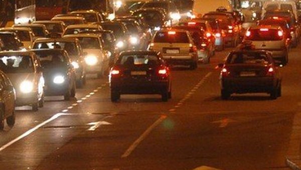 КОЛАПС НА ГРАНИЧНОМ ПРЕЛАЗУ: Километарска колона на Котроману, људи заробљени у аутомобилима КОЛАПС НА ГРАНИЧНОМ ПРЕЛАЗУ: Километарска колона на Котроману, људи заробљени у аутомобилима