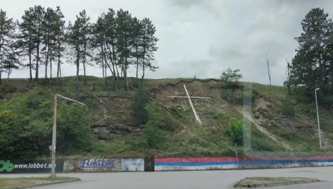 ЧЕТНИЦИ КАО ПРОВОКАЦИЈА: У Беранама оскрнављен православни крст, а на кућама муслимана осванули графити мржње ЧЕТНИЦИ КАО ПРОВОКАЦИЈА: У Беранама оскрнављен православни крст, а на кућама муслимана осванули графити мржње