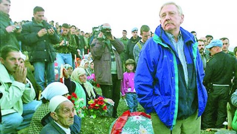 АПЛАУЗ ЗА БОМБАРДОВАЊЕ ТЕЛЕВИЗИЈЕ: Кампања дезинформисања била је претходница највеће војне коалиције у историји 1999. године АПЛАУЗ ЗА БОМБАРДОВАЊЕ ТЕЛЕВИЗИЈЕ: Кампања дезинформисања била је претходница највеће војне коалиције у историји 1999. године