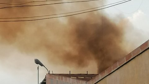 ПРВЕ ФОТОГРАФИЈЕ ПОЖАРА НА ДОРЋОЛУ: У близини складиште са плином, ватрогасци се боре са ватреном стихијом (ФОТО) ПРВЕ ФОТОГРАФИЈЕ ПОЖАРА НА ДОРЋОЛУ: У близини складиште са плином, ватрогасци се боре са ватреном стихијом (ФОТО)