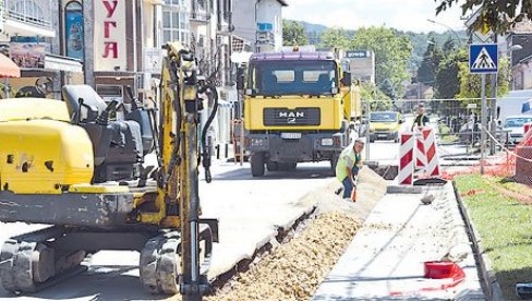 BIOMASA ŠTEDI ČAK TREĆINU RAČUNA: Država u Despotovcu gradi savremenu kotlarnicu, a lokalna samouprava toplovod do javnih objekata BIOMASA ŠTEDI ČAK TREĆINU RAČUNA: Država u Despotovcu gradi savremenu kotlarnicu, a lokalna samouprava toplovod do javnih objekata