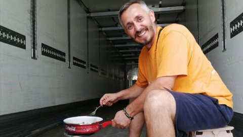 КАБИНА ШЛЕПЕРА КАО ДРУГА КУЋА: Игор Алексовски из Бора већ две године крстари друмовима Европе и кује планове КАБИНА ШЛЕПЕРА КАО ДРУГА КУЋА: Игор Алексовски из Бора већ две године крстари друмовима Европе и кује планове