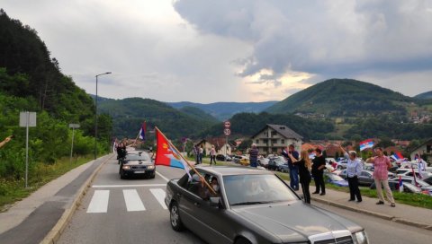 БЈЕЛОПОЉЦИ БРАНЕ СВЕТИЊЕ: Велика ауто-литија у Бијелом Пољу, народ срдачно дочекао поворку (ФОТО/ВИДЕО) БЈЕЛОПОЉЦИ БРАНЕ СВЕТИЊЕ: Велика ауто-литија у Бијелом Пољу, народ срдачно дочекао поворку (ФОТО/ВИДЕО)