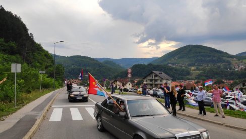 БЈЕЛОПОЉЦИ БРАНЕ СВЕТИЊЕ: Велика ауто-литија у Бијелом Пољу, народ срдачно дочекао поворку (ФОТО/ВИДЕО) БЈЕЛОПОЉЦИ БРАНЕ СВЕТИЊЕ: Велика ауто-литија у Бијелом Пољу, народ срдачно дочекао поворку (ФОТО/ВИДЕО)