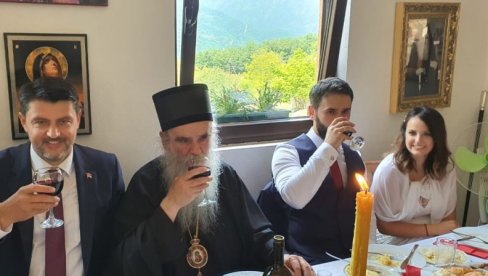 OŽENIO SE BRATANAC VLADIKE AMFILOHIJA: Venčanju prisustvovao i ambasador Srbije u Podgorici dr Vladimir Božović (FOTO) OŽENIO SE BRATANAC VLADIKE AMFILOHIJA: Venčanju prisustvovao i ambasador Srbije u Podgorici dr Vladimir Božović (FOTO)