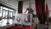 ЗАТВОРЕНА БИРАЛИШТА У БЕЛОРУСИЈИ: Анкете прогнозирају - Лукашенко побеђује са 80 одсто ЗАТВОРЕНА БИРАЛИШТА У БЕЛОРУСИЈИ: Анкете прогнозирају - Лукашенко побеђује са 80 одсто