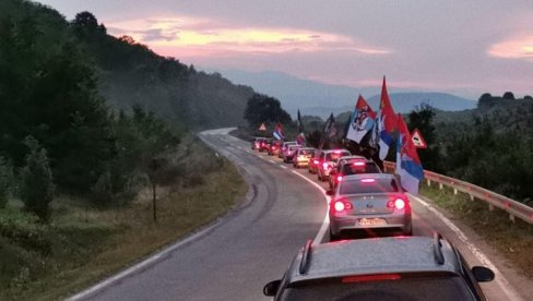 PLJEVLJA I VEČERAS U ODBRANI SVETINJA: Automobilima u koloni dugoj više kilometara narod poručuje - nema kompromisa! (FOTO) PLJEVLJA I VEČERAS U ODBRANI SVETINJA: Automobilima u koloni dugoj više kilometara narod poručuje - nema kompromisa! (FOTO)