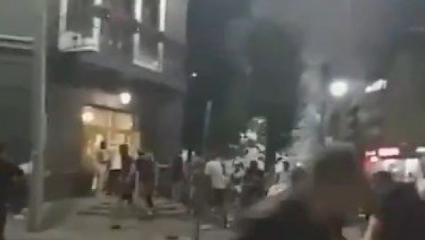 ХАОС НА ПРОТЕСТИМА У МИНСКУ: Чују се звуци експлозија, облак дима изнад града ХАОС НА ПРОТЕСТИМА У МИНСКУ: Чују се звуци експлозија, облак дима изнад града