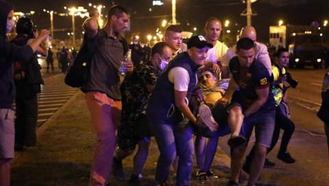 ВОЈСКА НА УЛИЦАМА МИНСКА: Има и повређених, ескалирају нереди (ФОТО/ВИДЕО) ВОЈСКА НА УЛИЦАМА МИНСКА: Има и повређених, ескалирају нереди (ФОТО/ВИДЕО)